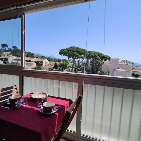 Charming Cocoon With Sea View Apartmán *